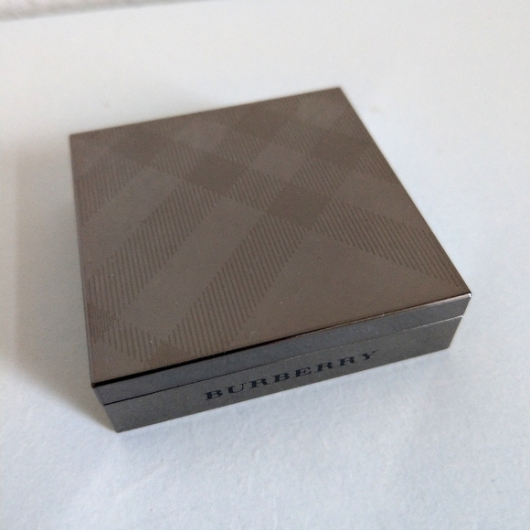 Burberry eyeshadow in 102 Pale Barley - Picture 2 of 3